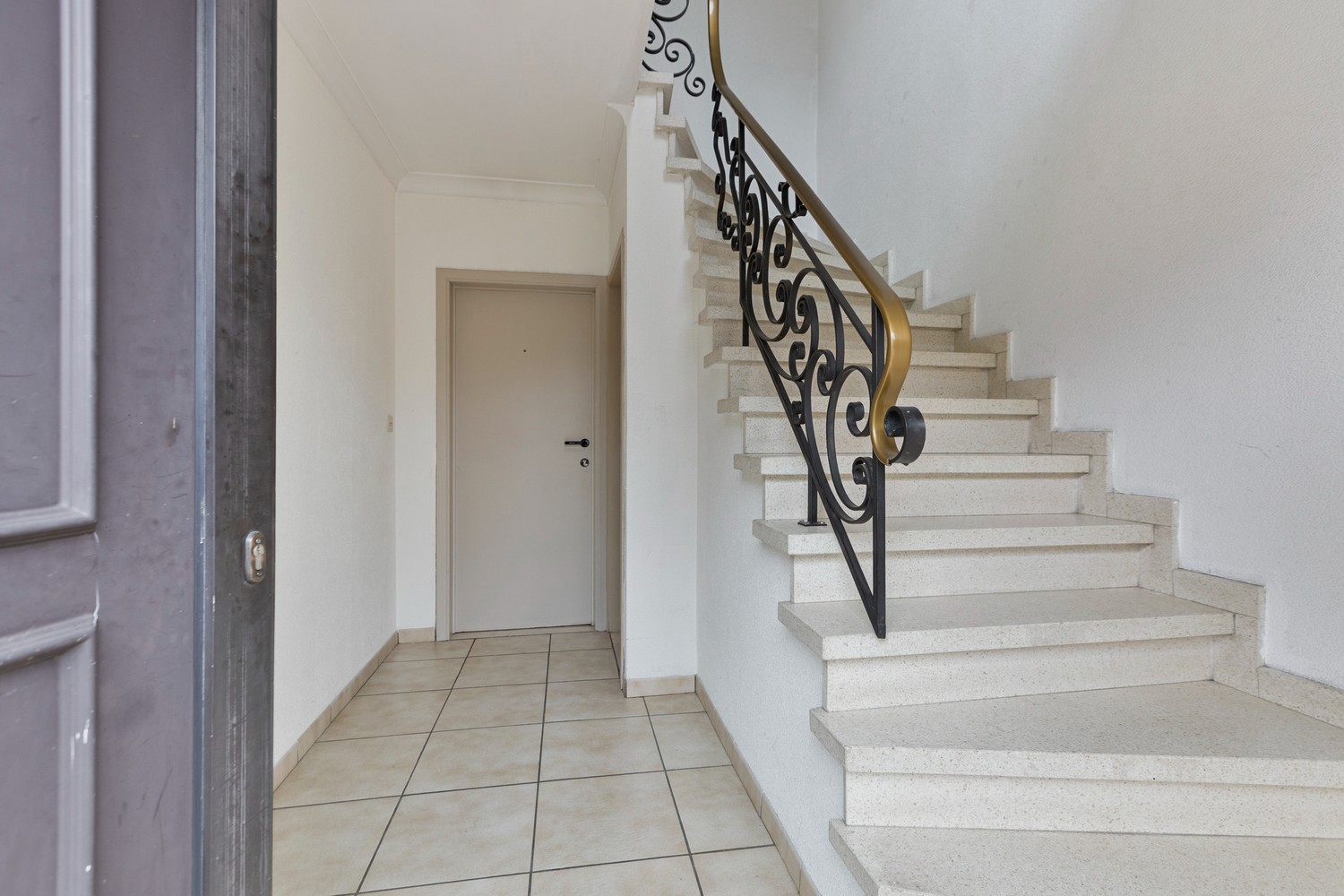 Te koop: appartementsgebouw (2 appartementen) in Tongeren opweg naar Luik: 6 slaapkamers, garages, conform en asbestveilig - foto 2