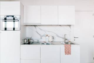<p>Classy studio aan de Scheldekaaien. <br /><br />Praktisch ingerichte studio gelegen op een uiterst gunstige locatie in Antwerpen.<br />Nabij het Zuid, wandelend naar de Scheldekaaien, maar ook gunstig nabij belangrijke invalswegen. <br /><br />De open leefruimte waar gretig zonlicht binnen schijnt is het middelpunt van de studio. Volledig geïnstalleerde keuken voorzien van de gebruikelijke toestellen. Gezellige slaaphoek. Badkamer met douche, wastafel en toilet. <br /><br />Kortom, ideale verblijf voor rasechte stadsmussen die houden van de Antwerpse hustle and bustle.<br /><br /><strong>Mogelijkheid om ondergrondse parking aan te kopen aan 40.000;-EUR. </strong><br /><br />Troeven:<br />- verkoop onder registratierechten<br />- veel licht<br />- toplocatie<br />- klein maar fijn én praktisch</p>