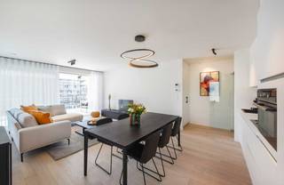 Instapklaar kijkappartement met prachtig zicht op de Moervaart. De lichtrijke leefruimte geeft uit op een zuidgericht overdekt terras waar u in...