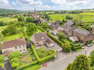 Instapklare gezellige vrijstaande woning met een woonopp. van circa 185 m2 op een perceel van 17a53ca.<br />De woning is in 2022 gerenoveerd en heeft 3 slaapkamers, badkamer, open leefruimte met keuken, berging en garage. Daarnaast kan je in de tuin optimaal genieten van alle rust met een groen uitzicht.<br /><br />De woning is gelegen in een rustige straat, omringd door groene pittoreske landschappen rond Teuven in de Voerstreek. Essentiële voorzieningen zoals de supermarkt en scholen bevinden zich op korte afstand. Maastricht, Luik en Aken zijn op ongeveer 30 minuten met de auto te bereiken, het pittoreske dorpje Slenaken in Nederland ligt op 1.5 km afstand. In het kerkdorp Teuven vindt u diverse leuke restaurantjes met terrassen zoals u die in de Voerstreek verwacht. Het is de ideale omgeving als u houdt van mooie wandelingen en fietstochten, binnen 5 minuten bent u te voet in het bos. Bent u avontuurlijk aangelegd dan zijn de Belgische Ardennen binnen 30 minuten te bereiken. <br /><br />Bekijk deze woning ook digitaal en 'loop' zelf door de woning. Kijk daarvoor op onze website of via: <br />my.matterport.com/show/?m=xkYhZDauTJ4<br /><br />INDELING<br /><br />Gelijkvloers:<br />- Inkomhal, voorzien van een apart gastentoilet met lavabo.<br />- Moderne leefruimte met open keuken. Dankzij de stijlvolle stalen deur en de twee schuiframen geniet de woning van veel lichtinval en vlotte verbinding naar het terras. <br />- De keuken is volledig uitgerust en is voorzien van combi-oven (AEG), inductie kookplaat (BORA), afwasmachine (AEG), koelkast met vriesvak (AEG), Quooker, ingebouwde wijnkoeler van Avintage en een spoelbak met composieten werkblad. <br />- Praktische berging met wasmachineaansluiting en toegang tot de kruipruimte.<br />- Garage met spoelbak, houtkachel, handmatige poort en een aparte deur naar de zijtuin.<br />- Vloerverwarming aanwezig in de inkomhal, woonkamer en keuken (als bijverwarming).<br /><br />1e verdieping: <br />- Nachthal met toegang tot de 3 ruime slaapkamers (10m2 ,18m2 en 24 m2)en badkamer.<br />- Betegelde badkamer uitgerust met inloopdouche, dubbele lavabo, toilet, ligbad en ventilatie. <br />- De opbergzolder is te bereiken via een vlizotrap. <br /><br />Tuin: <br />- Volledig omheinde tuin met vrijstaand houten tuinhuis;<br />- Het terras is in 2025 betegeld en is gedeeltelijk overdekt;<br />- 2 elektrische zonneluifels (linkerkant terras + rechterkant van de woning)<br />- Propaangas<br />- Regenwaterput <br /><br />Energieprestatie en binnenklimaat (EPB-EPC)<br />Certificaat beschikbaar: ja<br />EPC certificaatnummer: 20220215-000254104-RES-1<br />Berekende energiescore : (kWh/m²): 145<br />Het certificaat is geldig tot en met: 15/02/2032<br />Elektrische installatie: aanwezig, conform goedgekeurd.<br /><br />Informatie stedenbouwkundige voorschriften:<br />Stedenbouwkundige vergunning: in aanvraag<br />Dagvaarding uitgebracht: neen<br />VOORKOOPRECHT OP DIT GOED: neen<br />VERKAVELINGSVERGUNNING: ja<br />WATERGEVOELIG OPENRUIMTEGEBIED: in aanvraag<br />Maatregelenregister: in aanvraag<br /><br />Overstromingsgevoelige gebieden: <br />Perceelscore of P-score : A<br />Gebouwenscore of G-score: A<br />Ligging in Signaalgebied: neen<br />Ligging in afgebakende oeverzone of afgebakend overstromingsgebied: neen<br /><br />A:geen overstroming gemodelleerd B: kleine kans op overstromingen onder klimaatverandering C: kleine kans op overstromingen D: middelgrote kans op overstromingen<br /><br />Beschermd erfgoed<br />GEINVENTARISEERD ERFGOED: neen<br />BESCHERMD ONROEREND ERFGOED: neen