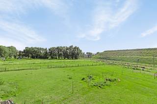 Zéér ruim perceel grond gelegen in 2 verschillende bestemmingszones (gebied voor dagrecreatie en parkgebied). Thans volgens kadaster gekend...