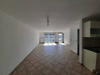 Te Huur: Ruim Duplex Appartement met Terras – 140m²Bemeubeld of onbemeubeld te huur.De huidige bewoner is bereid om voor een kleine bijdrage de...