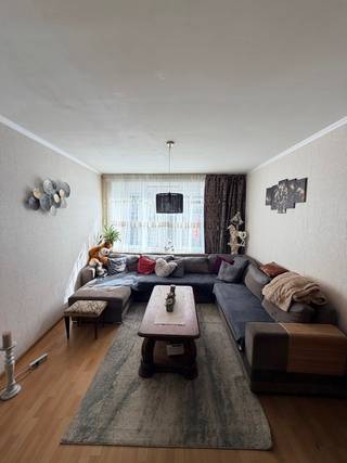 Bent u op zoek naar een ruime stadswoning met karakter, een uitstekende ligging en tal van mogelijkheden om er uw eigen thuis van te maken? Dan is deze charmante herenwoning in de Vredestraat zeker een bezoek waard.
Deze gesloten bebouwing biedt een bewoonbare oppervlakte van circa 190 m², verdeeld over drie volwaardige niveaus. Achter de authentieke gevel ontdekt u een ruime leefomgeving met inkomhal, woonkamer, eetkamer, keuken, twee badkamers, vier slaapkamers, bureau, zolderruimte en kelder. Dankzij het royale woonvolume is deze woning bijzonder geschikt voor gezinnen die op zoek zijn naar extra ruimte in het centrum van de stad.
De woning geniet van een topligging op wandelafstand van winkels, scholen, horeca en openbaar vervoer. Het station van Geraardsbergen bevindt zich op korte afstand, waardoor ook pendelaars hier een uitstekende uitvalsbasis vinden.
Hoewel de woning reeds beschikt over een EPC-label C en dus niet onder de renovatieverplichting valt, dient rekening gehouden te worden met enkele werken. Zo is de elektrische installatie niet conform de huidige regelgeving en kan de woning op verschillende plaatsen een opfrissing gebruiken. Dit biedt echter meteen de kans om het pand volledig naar eigen smaak en hedendaagse woonnormen aan te passen. Daarnaast beschikt de woning over een bijzonder sterk potentieel dankzij haar grootte, indeling en centrale ligging.
Deze eigendom vormt een uitstekende opportuniteit voor kopers die op zoek zijn naar een karaktervolle gezinswoning met een solide basis, veel ruimte en de mogelijkheid om zelf verdere waarde te creëren.
Meer informatie, foto's, attesten en beschikbare documenten vindt u terug op de website van CasaVista Vastgoed.
Wenst u deze woning graag ter plaatse te ontdekken? Neem dan contact op met het CasaVista & Team via info@casavista.be of telefonisch op 054 41 25 00. Vastgoedmakelaar Cedric begeleidt u graag tijdens een vrijblijvend plaatsbezoek.