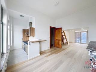 Brussel – In de wijk van de Europese Commissie, tussen haar gebouwen en het Marie-Louiseplein, in een rustige woonstraat, vlakbij...