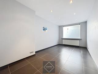 Interessant, pand, momenteel bekend als handelshuis, met mogelijkheden om omgevormd te worden tot ruime woning!<br /><br /><strong>INDELING:<br /><u><em>Gelijkvloers:</em></u></strong><br />Inkomhal - woonkamer/vergaderruimte - ingerichte keuken - 3 burelen / (Kunnen ook gebruikt worden als slaapkamers) - wachtkamer/polyvalente ruimte - toiletten - stadsterras.<br /><br /><u><em><strong>Eerste verdieping:</strong></em></u><br />Hal - ruime kamer (Kan eventueel opgedeeld worden in een 2 a 3-tal kamers).<br /><br /><u><em><strong>Tweede verdieping:</strong></em></u><br />Zolder.<br /><br /><u><strong>Opmerkingen:</strong></u><br />- Mogelijkheid tot aankopen van zeer RUIME garage (4-tal wagens mogelijk)/uitgevend op zijstraat.<br />- Gelegen recht tegenover het stadspark met bijhorend speelplein.<br /><br />Interessant pand met mogelijkheden. Aarzel zeker niet om ons te contacteren voor een bezoek ter plaatse: 051/817.817.