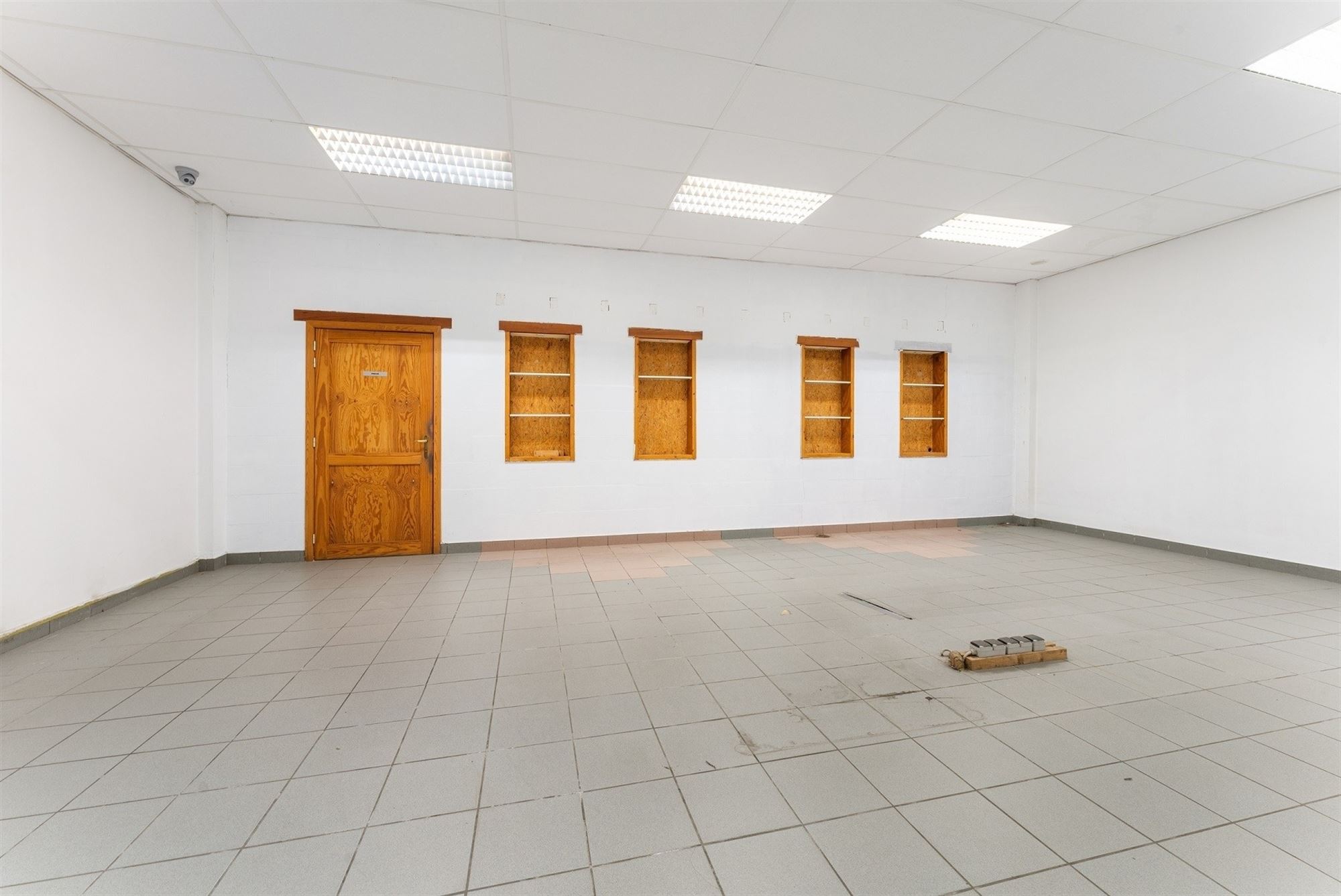 Ruim handelspand in de dorpskern van Woumen - langs belangrijke invalsweg - foto 4