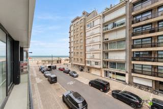 <p><span>Hoogwaardig gerenoveerd appartement met zijdelings zeezicht in Knokke.</span></p><p><span> </span></p><p><span>Ontwaken met een aangenaam zijdelings zeezicht, op slechts enkele stappen van </span><span>het bruisende Rubensplein en het casino.</span><span> Dit </span><span>stijlvol gerenoveerde appartement (85m²)</span><span> in Residentie "Orfeo" combineert een toplocatie met een minimalistische, kwalitatieve afwerking.</span></p><p><span>Licht, design en comfort.</span></p><p><span>Het appartement werd recent (2023) volledig vernieuwd met oog voor ruimtegevoel en hoogwaardige materialen:</span></p><ul><li><span>Lichtrijke leefruimte: Ruime woon- en eetkamer met een groot schuifraam dat toegang biedt tot het terras met zijdelings zeezicht.</span></li><li><span>Open keuken: Volledig ingebouwd en uitgerust met kwaliteitstoestellen van Miele.</span></li><li><span>Twee kamers: Beide slaapkamers zijn geschikt voor een tweepersoonsbed, voorzien van ingemaakte kasten en hebben elk een eigen badkamer met inloopdouche en wastafel.</span></li><li><span>Terrassen: Naast het terras vooraan beschikt de master bedroom over een tweede, zongericht terras met een praktische buitenberging.</span></li><li><span>Turn-key: Er is een mogelijkheid om de meubels over te nemen.</span></li></ul><p><span>Het gebouw: Volledig vernieuwd en toekomstbestendig</span></p><p><span>Niet alleen het appartement, maar het volledige appartementsgebouw heeft een totale metamorfose ondergaan. Dit betekent minimaal onderhoud en comfort voor de toekomst:</span></p><ul><li><span>Inkomhal &amp; Liften: De gemeenschappelijke inkomhal is recent (2026) vernieuwd en de liften zijn gemoderniseerd (2023).</span></li><li><span>Exterieur: Nieuwe voorgevel (2020) en vernieuwde terrassen met moderne balustrades.</span></li><li><span>Technisch: Het dak is geïsoleerd, de vroegere conciërgerie is ingericht als gemeenschappelijke fietsenberging en de elektriciteit is conform tot 2047.</span></li></ul><p><span>Duurzaam op een toplocatie</span></p><p><span>Het appartement is met een EPC-label B (140 kWh/m²jaar) erg energiezuinig. Winkels, restaurants en het strand liggen allemaal op loopafstand.</span></p><p><span>Algemene informatie:</span></p><ul><li><span>Vraagprijs: € 895.000</span></li><li><span>Adres: Zwaluwenlaan 11, Knokke</span></li><li><span>Kadastraal inkomen: € 1.298</span></li></ul><p><span>Bent u op zoek naar een instapklaar, hoogwaardig appartement op een toplocatie in Knokke? Neem dan contact op voor een bezichtiging.</span></p><p><span> </span></p>