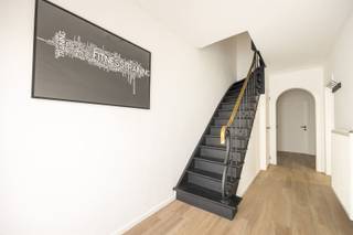 <p><span>Cette </span><span>maison familiale spacieuse et lumineuse bénéficie d'un</span><span>excellent emplacement à Brasschaat</span><span>, juste à l'</span><span>entrée du parc</span><span> et à quelques pas du </span><span>Bredabaan</span><span>. </span><span> Idéale pour ceux qui souhaitent vivre au centre, à proximité des magasins et des commodités, tout en profitant du </span><span>calme et de la verdure</span><span>, loin de l'agitation de la rue principale.</span></p><p><span>La maison dispose d'un </span><span>salon spacieux et lumineux</span><span> et d'une </span><span>cuisine ouverte</span><span>, entièrement équipée avec une belle vue sur le jardin. Un </span><span>escalier de jardin</span><span> mène à l'agréable espace extérieur, idéal pour se détendre ou s'asseoir à l'extérieur.</span></p><p><span>En outre, la maison dispose de </span><span>deux chambres</span><span>, d'une </span><span>salle de bains avec double lavabo, baignoire et douche à l'italienne</span><span>, et d'un </span><span>garage intérieur</span><span> offrant un confort et un espace de stockage supplémentaires.</span></p><p><span>Un atout absolu est la </span><span>belle vue sur le parc</span><span>, qui donne à cette propriété un caractère unique et vert, en plein centre de Brasschaat.</span></p><p><span>Excellente situation</span><span>: commerces, transports en commun et parc accessibles à pied<br />Vert</span><span> &amp; tranquillité</span><span> combinée à une</span><span>vie centrale<br />Garage</span><span> inclus</span></p><p><span> </span></p><p><span>Disponible immédiatement.</span></p><p><span> </span></p><p><span>Intéressé par cette belle propriété ?</span></p><p><span>Remplissez la demande de visite au bas de l'annonce à <span>https://www.sinjoor.be</span></span><span> et répondez à toutes les questions </span>. </p><p><span>Le gestionnaire du dossier vous contactera par la suite. </span></p><p><span> </span></p>