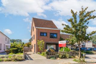 <p><span>Deze gerenoveerde eengezinswoning is gelegen op een mooi perceel van ca. 832 m², op een boogscheut van het centrum van Vosselaar.<br /><br /></span><span>De woning werd opgetrokken in 1978 en gedeeltelijk gerenoveerd in 2025-2026 en beschikt op het gelijkvloers over een inkomhal, een aangename leefruimte met aansluitend een volledig geïnstalleerde keuken en een zonnige veranda met zicht op de tuin. Verder bevinden zich hier een praktische wasplaats met afzonderlijk toilet en douche, een hobbyruimte en toegang tot de kelder.<br /><br /></span><span>Op de eerste verdieping bevinden zich drie slaapkamers en een badkamer voorzien van een inloopdouche. Van hieruit is er eveneens toegang tot de ruime zolder, die tal van mogelijkheden biedt en perfect kan worden ingericht als hobby-, speel- of extra bergruimte.<br /><br /></span><span>Buiten geniet u van een mooi aangelegde en zonnige tuin.<br /><br /></span><strong><span>Bijzonderheden</span></strong></p>
<ul>
<li>
<p><span>Mooi perceel van ca. 832 m²;</span></p>
</li>
<li>
<p><span>Gedeeltelijk gerenoveerd;</span></p>
</li>
<li>
<p><span>Nieuwe ramen;</span></p>
</li>
<li>
<p><span>Muren en dak geïsoleerd;</span></p>
</li>
<li>
<p><span>Afzonderlijke garage;</span></p>
</li>
<li>
<p><span>Zonnige, aangelegde tuin;</span></p>
</li>
<li>
<p><span>Gunstige ligging nabij het centrum van Vosselaar.</span></p>
</li>
</ul>