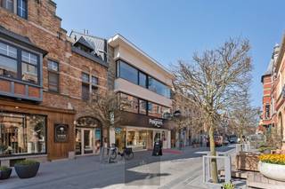 Ontdek dit volledig vernieuwd woonappartement, ideaal gelegen op de tweede verdieping in de Marktstraat te Nieuwpoort-Stad. Op slechts 100 meter van het bruisende marktplein en 250 meter van de sfeervolle kaai geniet u hier van een uitzonderlijk centrale ligging in het hart van de stad. Gelegen in de levendige winkelstraat, vlakbij tal van restaurants, handelszaken en met het openbaar vervoer op wandelafstand, combineert deze topligging moeiteloos comfort en bereikbaarheid.<br />Elk appartement werd met oog voor detail afgewerkt en biedt een prachtig geheel met veel lichtinval en hoogwaardige materialen zoals natuursteen en parket. Bij het betreden komt u in een ruime inkomhal die toegang geeft tot een gezellige leefruimte met brede glasramen en een sfeervolle grote gashaard. De moderne open keuken met ruim kookeiland vormt het hart van het appartement en sluit naadloos aan op een praktische berging.<br />Verder beschikt elk appartement over twee bijzonder ruime slaapkamers en een stijlvolle badkamer met inloopdouche, een op maat gemaakt dubbel lavabomeubel en een apart toilet. Doorheen het volledige pand werd consequent gekozen voor parketvloeren en diverse natuursteenafwerkingen, wat zorgt voor een uitgesproken gevoel van verfijning en luxe.<br />Als kers op de taart geniet u van een mooi en ruim terras, ideaal om tot rust te komen. Bovendien beschikt elk appartement over een privatieve, ruime kelderberging en een vlot toegankelijke autostaanplaats in de gemeenschappelijke garage.<br />Kortom, een unieke woonkans in Nieuwpoort-Stad waar kwaliteit, comfort en een uitzonderlijke ligging perfect samenkomen. Grondplan in bijlage. EPC: 31 kWh/m². Label A. Vraagprijs: 595000€