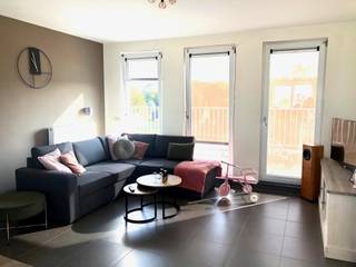 Lichtrijk appartement pal in centrum van Houthulst.Het appartement bestaat uit: ruime inkomhal met apart toilet - luchtige leefruimte met open keuken...