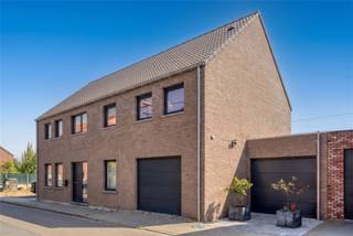 <p><span>OPEN DEUR ZATERDAG 26/09. Deze energiezuinige EPC A-woning met 5 slaapkamers nabij Leuven is vrij te bezoeken op zaterdag 26 september tussen 14u30 en 17u00. U bent van harte welkom!</span></p><p><span> </span></p><p><span>Rustig, doch centraal gelegen op een zucht van Leuven, de mooie Vijvers van Bellefroid en vlakbij alle belangrijke invalswegen, zijn wij verheugd deze recente, instapklare en bijzonder energiezuinige gezinswoning met EPC-label A te koop aan te bieden.</span></p><p><span> </span></p><p><span>Deze kwalitatieve woning, gebouwd in 2018, is gelegen op een mooi perceel van 522 m² en beschikt over maar liefst 243 m² bewoonbare oppervlakte.</span></p><p><span> </span></p><p><span>Het gelijkvloers omvat een inkomhal met vestiaire en gastentoilet en een lichtrijke leefruimte met eetplaats die naadloos aansluit op de volledig ingerichte open keuken. Grote raampartijen zorgen voor een aangename natuurlijke lichtinval en een optimale verbinding met de tuin. Verder bevinden zich op het gelijkvloers een praktische berging/wasplaats en twee inpandige garages, voorzien van automatische sectionale poorten.</span></p><p><span> </span></p><p><span>De eerste verdieping biedt uitzonderlijk veel ruimte met maar liefst 5 volwaardige slaapkamers, een aparte dressing- of bureauruimte en een badkamer, uitgerust met een ruime inloopdouche. Daarnaast beschikt deze woning over een grote en praktische bergzolder van ongeveer 55 m², ideaal als extra opslagruimte.</span></p><p><span> </span></p><p><span>Ook buiten heeft deze woning heel wat te bieden. De zuidgerichte en onderhoudsvriendelijke tuin vormt een heerlijke plek om tot rust te komen en is uitgerust met een zwembad en een overdekt terras, zodat u steeds optimaal van het buitenleven kunt genieten.</span></p><p><span> </span></p><p><span>Dankzij onder meer het EPC-label A, de aanwezigheid van zonnepanelen, een thuisbatterij en de conforme elektrische installatie is deze hedendaagse woning ideaal voor wie comfort, ruimte en energiezuinigheid hoog in het vaandel draagt.</span></p><p><span> </span></p><p><span>Kortom, een instapklare en uiterst ruime gezinswoning die uitblinkt in wooncomfort, energiezuinigheid en bereikbaarheid, met maar liefst 5 slaapkamers, 2 inpandige garages, een ruime bergzolder en een zuidgerichte tuin met zwembad en overdekt terras. Contacteer ons snel en ontdek zelf alle troeven die deze prachtige woning te bieden heeft.</span></p><p><span> </span></p>