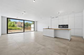 <p><span>Deze gesloten nieuwbouwwoning wordt verkocht onder registratierechten in plaats van btw, wat een financieel voordeel betekent. Het aanzienlijke bouwvolume van deze woning verrast de bezoekers, vooral doordat de eerste verdieping even diep is als de benedenverdieping: 15 meter. Er is dus op de 2 bovenverdiepingen voldoende plaats voor 4 kamers, waaronder een master bedroom met aanpalende dressingruimte. Afgezien van de centrale badkamer op de eerste verdieping, beschikt de vierde kamer onder dak over een aanpalende badkamer. Op ieder niveau is er bergruimte aanwezig, met op het gelijkvloers een garage, waarvoor u ook nog een auto kunt parkeren. De veralgemeende vloerverwarming is gecombineerd met een warmtepomp en 10 zonnepanelen. Het BEN-niveau impliceert bovendien een zeer gedegen isolatieniveau en dito ventilatie. De tuinaanleg is niet inbegrepen in de verkoopprijs, waardoor u deze volledig naar eigen smaak kunt aanleggen. De Mercuriusstraat (zone 30) mondt uit in een woonerf (20km/hr) en krijgt quasi geen doorgaand verkeer te verwerken. Wie even verder door de buurt rijdt, merkt dat dit een zeer aangename, residentiële woonomgeving is.</span></p>
