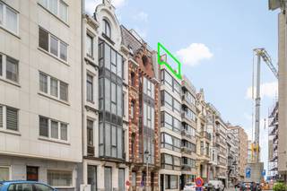 Dit gerenoveerd penthouse bevindt zich op een toplocatie in het centrum van Oostende. U bevindt zich hier tussen het Leopoldpark en de Zeedijk, waardoor zowel groen als strand binnen handbereik liggen. Tevens heeft u alle winkels op wandelafstand. <br /><br />Het appartement werd gerenoveerd met oog voor detail en vormt een ideale uitvalsbasis aan de kust. <br /><br />Er is een logische indeling met ten eerste een ruime inkomhal en vestiaire/bergruimte. Verder is er de lichtrijke leefruimte. Hier is er een aangename lichtinval dankzij het brede schuifraam. U heeft hier een eet-en leefgedeelte alsook de open keuken. In de keuken is er gewerkt met hoogwaardige materialen en apparatuur. <br /><br />Voorts is er nog de badkamer, voorzien van een douche en lavabo, het toilet is apart. Aan de achterzijde is er één volwaardige slaapkamer. <br /><br />Als grote troef van dit pand is er zowel aan de voor-als achterzijde een ruim terras, zodat u steeds een aangename plek heeft om te vertoeven. <br /><br />Tot slot is er nog een privatieve kelderberging. <br /><br />