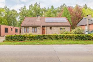 Open op te frissen woning met 4 slaapkamers, 2 badkamers en volledige onderkeldering op een perceel van 1.372<span>m² </span>met groenzicht. <br /><br />Indeling GLV: inkomhal met vestiairekast; lichtrijke woonkamer met gezellige haard; geïnstalleerde keuken; toegang naar een terras; hal; berging met aansluiting voor WM/DK; betegelde badkamer bevat toilet, lavabo en inloopdouche; 2 slaapkamers. <br /><br />1V: nachthal; ruimte met toilet, mogelijkheid tot maken van een 2e badkamer; 2 slaapkamers waarvan één met ingemaakte kasten. <br /><br />-1V: volledig droge onderkeldering met opdeling in ruimtes; inpandige garage. <br /><br />Oprit aangelegd tot aan de garage beneden; de tuin is links en rechts omheind met prachtig groenzicht! <br /><br />Algemeen: <br />- Geen renovatieplicht (EPC label C: zonnepanelen, CV op gas, etc) <br />- Elektriciteit conform <br />- Asbestveilig<br /><br />
<p>Bekijk zeker de 360° rondgang via onze website (+ mogelijkheid tot opmeten en ontmeubelen).<br />Alle attesten zijn beschikbaar onderaan op onze website. <br />Voor meer info of een bezoek: 0472 22 22 88 of danielle@solittvastgoed.be.</p>