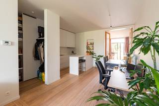 Instapklaar en volledig gerenoveerd appartement op een bruisende locatie in Wilrijk. Gelegen op de tweede verdieping van een kleinschalig gebouw (zonder lift) en vernieuwd in 2023 met moderne afwerking. Het appartement beschikt over een lichtrijke leefruimte, open keuken, badkamer ensuite, ruime slaapkamer en een aangenaam terras. Tramhalte voor de deur met vlotte verbinding naar Antwerpen centrum en een uitstekende aansluiting op de Ring, A12 en E19. Winkels, supermarkten en sportfaciliteiten bevinden zich vlakbij. Goede EPC-score. Beschikbaar vanaf 1 juli 2026. Huurprijs: 885 euro/maand + 15 euro gemeenschappelijke kosten.