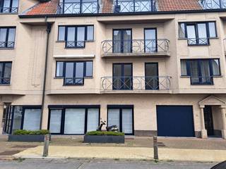 Prachtig appartement . Eerste verdiep met lift. 2 slaapkamers. Living met ingerichte keuken. 2 bergingen. Badkamer met douche...