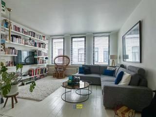 <p><span>Woning met atelier/garage in Oud-Berchem</span></p><p><span>Een piece unique in een tuinstraat! Kippenvel! Wonen, werken en hobby lopen naadloos door elkaar of kunnen autonoom worden gebruikt. </span></p><p><span>Via de garagepoort komen we in een casco ruimte, momenteel een atelier, autostaanplaats mogelijk. Achteraan het perceel is er vervolgens een volgende polyvalente ruimte, welke met een steektrap verbonden is met de eerste verdieping. Een plek van rust en licht!</span></p><p><span>In de voorbouw vinden we de woning met op de eerste verdieping een ruime leefruimte met keuken. Een terras verbindt de woning met de atelier in de achterbouw. Vooraan de eerste verdieping is er nog een extra zithoek. Op de tweede verdieping vinden we vervolgens twee slaapkamers vooraan en een derde slaapkamer met terrasje achteraan. Een tussenkamer kan vrij worden ingevuld. De geïnstalleerde badkamer bevindt zich achteraan dit verdiep.</span></p><p><span>Kleine kelder aanwezig. Laat je verder onderdompelen via de foto's en maak een afspraak!</span></p><p><span> </span></p><p><span>Voor meer informatie: <span>www.immodelaet.be</span></span><span> </span></p><p><span>Interesse in GRATIS SCHATTING van uw eigendom? Contacteer ons! 03/644.00.88 – <span>info@immodelaet.be</span></span><span> </span></p><p><span> </span></p>