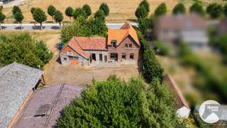 SCHELLE - Voormalige landbouwsite met loods op 9.457 m² – optioneel uit te breiden tot bijna 3 ha<br /><br />Op een landelijke en groene locatie in Schelle bevindt zich deze voormalige landbouwsite op 9.457 m², een unieke eigendom voor wie op zoek is naar ruimte, potentieel en een project op maat.<br /><br />De bestaande woning en loods met een oppervlakte van 223m² dienen grondig gerenoveerd of verbouwd te worden. Ook afbraak en heropbouw kunnen, mits de nodige toelatingen, worden onderzocht.<br /><br />Een bijzondere troef is de mogelijkheid om 19.930 m² rechtstreeks aangrenzende landbouwgrond optioneel bij aan te kopen. Zo ontstaat één aaneengesloten geheel van maar liefst 29.387 m², of bijna 3 hectare.<br /><br />De site is bijzonder interessant voor paardenliefhebbers die wonen en hun passie voor paarden op één locatie willen combineren. Bovendien zijn gekende ruitersportlocaties zoals Azelhof, Jumping Bonheiden en Sportstal Vanderhasselt vlot bereikbaar.<br /><br />Ook voor wie de uitbouw of heropstart van een agrarische activiteit overweegt, biedt het agrarische verleden van de site in combinatie met de aansluitende landbouwgronden interessante mogelijkheden.<br /><br />De eigendom geniet bovendien van een aantrekkelijke ligging: landelijk en groen, maar tegelijk centraal tussen Antwerpen en Brussel en met een goede aansluiting naar de belangrijkste verkeersassen. Het open landschap en de Rupel met haar dijken versterkt het landelijke karakter.<br /><br />Een zeldzame opportuniteit voor wie ruimte en potentieel zoekt: als landelijke woonplek, voor paardenliefhebbers of voor de mogelijke uitbouw van een agrarische activiteit.<br /><br />Alle vermelde ontwikkelings- en gebruiksmogelijkheden zijn onder voorbehoud van de geldende stedenbouwkundige voorschriften, bestemming, vergunningen en overige regelgeving.<br /><br /><span><strong>Enkele troeven:</strong></span><br /><br />- uitzonderlijk ruim perceel op een centrale locatie tussen Antwerpen en Brussel<br />- Veelzijdig potentieel<br />- Optioneel uitbreidbaar tot bijna 3 ha.<br />- Voormalige landbouwsite met karakter<br />- 6% btw sloop & heropbouw mogelijk (onder voorbehoud van het voldoen aan alle geldende wettelijke voorwaarden)<br /><br />Wens je een bezoek in te plannen? Neem dan zeker contact op via 053/60.65.66.