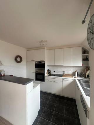 This spacious triplex apartment offers an ideal combination of space, light, and comfort.Upon entering, there is an entrance hall with a separate...