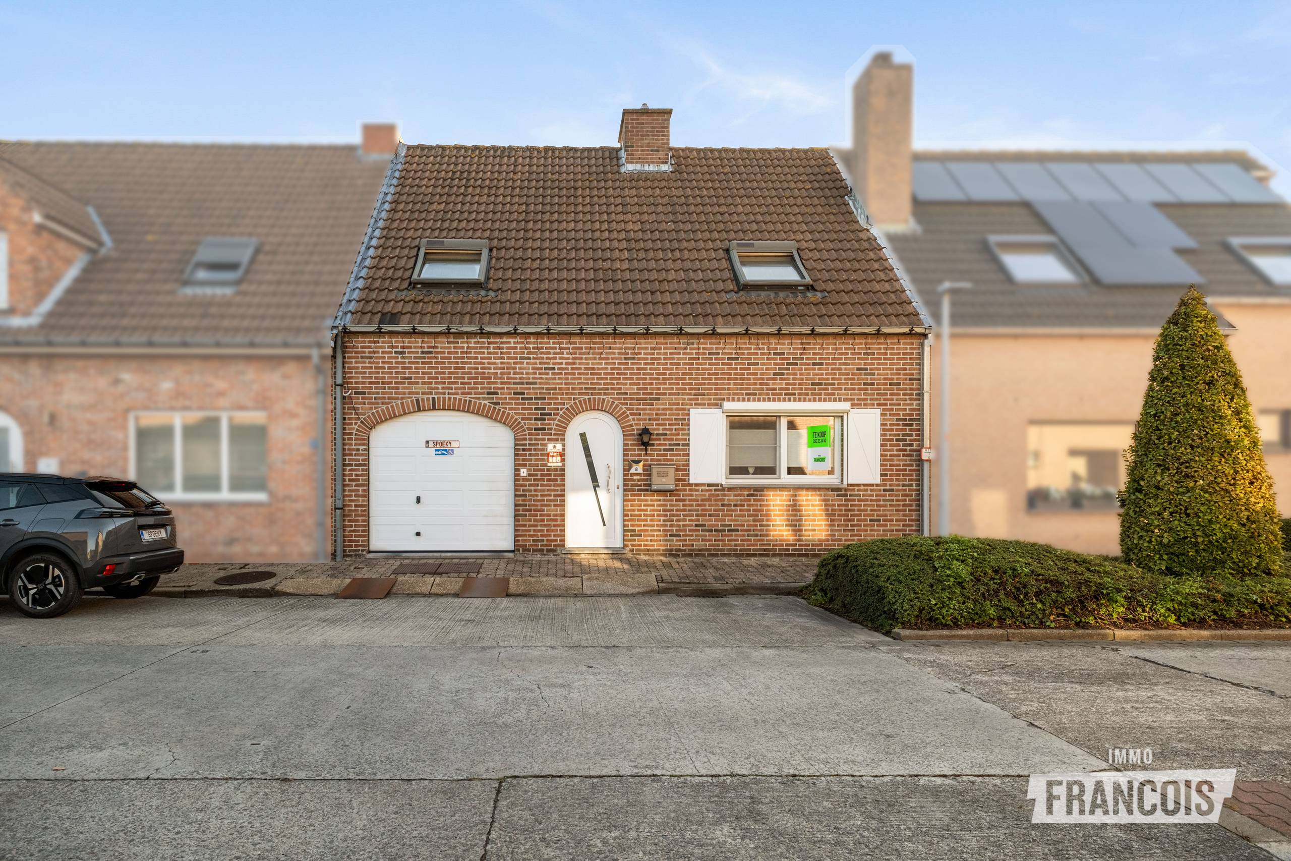 Verzorgde woning met drie slaapkamers, garage en ruime tuin te Koolkerke - foto 1