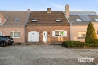 Deze verzorgde woning is gelegen in een rustige woonwijk in Koolkerke, op korte afstand van het centrum van Brugge. Een aangename ligging voor wie rustig wil wonen, maar toch vlot toegang wil hebben tot winkels, scholen, openbaar vervoer en het stadscentrum.<br /><br />Op het gelijkvloers beschikt de woning over een inkomhal met gastentoilet, een ruime woonkamer, een keuken en een veranda. Zowel vanuit de keuken als de veranda is er toegang tot de verzorgde en ruime tuin, waar u in alle rust van het buitenleven kunt genieten.<br /><br />Verder is er een garage die plaats biedt aan een wagen en eveneens als praktische bergruimte kan worden gebruikt. Ook voor de garage is er parkeermogelijkheid.<br /><br />Op de eerste verdieping bevinden zich drie volwaardige slaapkamers en een ruime badkamer met een inloopdouche, dubbele wastafel en toilet. Vanuit de nachthal is er bovendien toegang tot de zolderverdieping, die extra bergruimte biedt.<br /><br />Ook naar de toekomst toe beschikt de woning over enkele interessante voorzieningen. Zo zijn er zonnepanelen aanwezig en werd in de garage een laadpunt voor een elektrische wagen voorzien.<br /><br />Heeft u interesse in een bezoek? Contacteer dan onmiddellijk Giovanni op 0468 43 21 35 of giovanni@immofrancois.be.<br /><br />