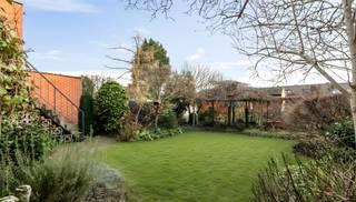 Découvrez cette spacieuse et lumineuse maison jumelée de type bel-etage, située au calme à Turnhout. La maison combine un aménagement bien pensé...