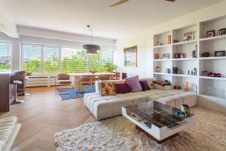 Aan de prestigieuze Amerikalei, één van de mooiste lanen van Antwerpen, vinden we dit stijlvol appartement op de vijfde verdieping terug. Op wandelafstand bevinden zich het KMSKA, de levendige Marnixplaats met tal van gezellige cafés en restaurants én het vernieuwde Zuidpark. Dankzij de centrale ligging geniet u bovendien van een uitstekende bereikbaarheid, met vlotte verbindingen naar het stadscentrum en de belangrijkste invalswegen.<br /><br />Het kloppende hart van dit appartement is zonder twijfel de ruime en lichtrijke leefruimte. Dankzij de grote raampartijen baadt de ruimte in natuurlijk licht, terwijl het elegante visgraatparket zorgt voor een warme en stijlvolle uitstraling. De moderne open keuken sluit naadloos aan op de leefruimte en is uitgerust met een ruim kookeiland en kwalitatieve inbouwtoestellen, ideaal voor zowel dagelijks gebruik als gezellige momenten met familie en vrienden. Vanuit deze leefruimte geniet u bovendien van een prachtig uitzicht over de stad.<br /><br />Aan de achterzijde van het appartement bevindt zich de ruime masterbedroom met aansluitende dressing, een rustige en comfortabele plek om volledig tot rust te komen. Daarnaast is er een tweede kamer die momenteel is ingericht als kinderkamer, maar die dankzij haar veelzijdigheid perfect kan dienen als bureau, logeerkamer of hobbyruimte. Vanuit deze kamer heeft u bovendien rechtstreeks toegang tot het gezellige terras. De stijlvolle badkamer is smaakvol afgewerkt en uitgerust met een ruime inloopdouche en een dubbele wastafel met praktische opbergmogelijkheden.<br /><br />Kelderberging inbegrepen in de prijs.<br /><br />Er kan een autostaanplaats worden aangekocht aan 40.000 EUR.<br /><br />Interesse? <br />Contacteer LISTED voor een bezoek: +32 3 283 51 51.<br />
