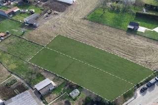 Twee rustig gelegen bouwgronden voor open bebouwing in Eichem (Ninove).<br />Lot 1 heeft een oppervlakte van 757 m² in woonzone, aangevuld met 55 m² landbouwgrond, totaal ca. 812 m².<br />Lot 2 heeft een oppervlakte van 724 m² in woonzone, aangevuld met 3 m² , totaal ca. 727 m².<br />De percelen zijn zuidoostgericht en kenmerken zich door hun mooie diepte en gunstige oriëntatie, wat zorgt voor een optimale lichtinval en een aangename tuinbeleving.<br />U heeft de mogelijkheid om hier een hedendaagse of landelijke villa te realiseren, volledig afgestemd op uw eigen wensen en woonstijl.<br />De ligging combineert een landelijke omgeving met een vlotte bereikbaarheid naar Ninove, Aalst en Brussel. Het station van Eichem bevindt zich op korte afstand en biedt een directe verbinding naar de hoofdstad.<br />Interesse? Neem gerust contact met ons op voor meer informatie.
