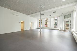 <p><span> </span></p><p><span>Looking for a commercial space with appeal and potential?  Ideal as a practice, office or workshop.  This charming corner building on Grotesteenweg combines authentic facades with large windows and a sea of space inside. The location is unbeatable: on a visible corner in Berchem, near streetcar stop De Merode and a few minutes from Berchem station. Also stores, restaurants and the cozy Harmoniepark and King Albert Park are just around the corner!</span></p><p><span> </span></p><p><span>Bright &amp; versatile</span></p><p><span>Behind the characterful facade lies no less than 128m² of usable space, divided into several rooms. You enter into a generous 87m² commercial space with 3.5 meter ceiling height, large windows and a novilon floor. Thanks to the air conditioning unit, it remains pleasant here even in summer.  Adjacent you will find a separate room of 12m² with double door to the dining room of 14m², both on the same novilon floor – perfect for meeting room, waiting room or extra storage. The kitchen (5,5m²) is simple but functional with sink and cupboards. In the back there is a separate toilet and a walk-through with mosaic tile floor.</span></p><p><span> </span></p><p><span>Top location with extra visibility</span></p><p><span>Thanks to the corner property you get maximum visibility here – ideal for a commercial operation. The windows not only catch a lot of light, but also attract the attention of passersby. You are in a strategic location between city and Ring, with public transport (streetcar, bus, Velo) literally around the corner.</span></p><p><span> </span></p><p><span>Advantages</span></p><p><span>visible corner location; large windows with lots of light; 128m² usable area; air conditioning unit; 3.5m ceiling height in main space; no catering; low general costs(€50); separate meters gas and electricity;</span></p><p><span> </span></p>