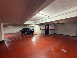 Res. St.-James.Zeer vlot toegankelijke autostaanplaats op het niveau -1 op zeer centrale ligging in Het Zoute, op Kustlaan.Huurprijs € 2.250,- /...