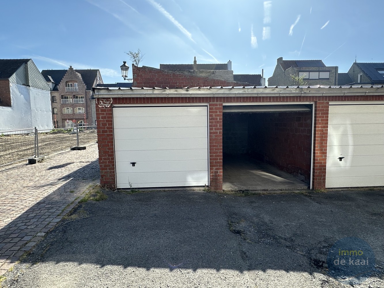Gelijkvloerse garagebox in de Astridlaan te Nieuwpoort. Onmiddellijk vrij.