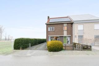 [[ DIT PAND NEEMT DEEL AAN DE ERA OPEN HUIZEN DAG OP 6/12 VAN 13:00 TOT 14:00 ]]
<p>Te koop: ruime halfopen woning in de Lindestraat, Dendermonde, met een prachtige tuin en vrij uitzicht over de velden.<br /><br />Deze woning ligt in een rustige omgeving, maar toch dicht bij alle voorzieningen en invalswegen. De grote tuin van 1990 m² biedt volop ruimte om te genieten van het buitenleven, met een groen panorama dat rust en privacy garandeert. Binnen vindt u ruime kamers en een zolder met potentieel voor een extra grote kamer, ideaal voor wie meer leefruimte zoekt.<br /><br />Belangrijkste ruimtes:<br />• Living (31 m²) met open haard en veel lichtinval<br />• Keuken (14 m²) met directe toegang tot de tuin<br />• 3 slaapkamers (11 m², 9 m², en een derde op zolder mogelijk)<br />• Badkamer (7 m²) met ligbad, toilet en enkelvoudige spoelbak<br />• Veranda (13 m²) voor extra leefruimte<br />• Garage (19 m²) met kantelpoort<br />• Wasplaats (8 m²) met aansluitingen voor wasmachine en droogkast<br />• Kelder (14 m²) met technische ruimte<br />• Twee bergingen (5 m² en 20 m²)<br /><br />Troeven:<br />• Rustige locatie maar toch dichtbij alles<br />• Zeer ruime tuin met prachtig uitzicht over de velden<br />• Ruime kamers en zolder met uitbreidingspotentieel<br /><br />Neem vandaag nog contact op met je ERA-makelaar voor een bezoek.<br />JOUW DROOMHUIS. ZO GEVONDEN!</p>