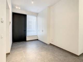 <p><span>BEZOEK? BEL 09/225.00.78.</span></p><p><span> </span></p><p><span>Deze energiezuinige woning bevindt zich op een boogscheut van het historische centrum van Gent. Gelegen op een rustige locatie vlak bij de Coupure, vormt dit de ideale thuis voor wie op zoek is naar ruimte, comfort en een uitstekende bereikbaarheid.</span></p><p><span> </span></p><p><span>Bij het betreden van de woning komt u terecht in de inkomhal, die toegang biedt tot een ruime berging of polyvalente atelierruimte van maar liefst 33 m². Op het gelijkvloers bevindt zich tevens een gastentoilet.</span></p><p><span>Op de eerste verdieping komt u meteen binnen in de uiterst lichtrijke leefruimte van 38 m². Grote raampartijen zorgen voor een aangename lichtinval en geven uit op het zuidgerichte terras van 13 m², waar u de hele dag van de zon kunt genieten. </span></p><p><span>De open keuken sluit hier naadloos op aan en is volledig uitgerust met een inductiekookplaat, ingebouwde koelkast, vaatwasser, dampkap en dubbele spoelbak.</span></p><p><span>De tweede verdieping beschikt over twee slaapkamers van respectievelijk 7 m² en 18 m². De grootste slaapkamer is voorzien van praktische ingemaakte kasten en geautomatiseerde rolluiken. Verder bevindt zich op deze verdieping de badkamer, uitgerust met een douche, dubbele wastafel en toilet.</span></p><p><span> </span></p><p><span>De woning behaalt een uitstekende energiescore met een E-peil van slechts 38. Dankzij de aanwezigheid van zonnepanelen, vloerverwarming en een warmtepomp geniet u van hedendaags wooncomfort met een laag energieverbruik.</span></p><p><span> </span></p><p><span>Wilt u deze woning graag zelf ontdekken? Neem vandaag nog contact met ons op!</span></p>