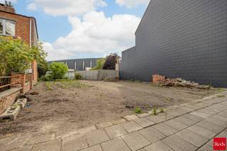 Op zoek naar een unieke kans om je eigen droomwoning te bouwen in hartje Mechelen? Deze grond van 255 m², gelegen aan de Kerkhoflei, biedt de perfecte gelegenheid om een thuis te creëren op een residentiële locatie, op wandelafstand van het centrum en nabij alle voorzieningen.<br /><br />Als inspiratie voegen we een voorbeeldontwerp toe aan deze publiciteit, zodat je een idee krijgt van wat hier perfect mogelijk is (onder voorbehoud van de nodige vergunningen).<br /><br />Troeven:<br />• Gunstige ligging in Mechelen<br />• Perceeloppervlakte: 255 m²<br />• Rustige straat met vlotte bereikbaarheid<br />• Gelegen in woonzone<br />• Mogelijkheid tot realisatie van een eengezinswoning<br /><br />Ben je een particulier met bouwplannen of een investeerder op zoek naar een strategische locatie? Neem gerust contact met Nico via 0478 012 012 of Nico@reds.be.