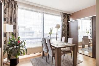 Deze lichtrijke studio is gelegen aan de Plantin en Moretuslei 2, 2018 Antwerpen, op een uitstekende locatie met uitzicht op het Stadspark. Dankzij de centrale ligging bevinden winkels, restaurants, openbaar vervoer en belangrijke invalswegen zich in de directe omgeving.<br /><br />De studio bevindt zich op de 10de verdieping en is vlot bereikbaar met de lift.<br />Bij het betreden van de studio komt u terecht in de leefruimte met halfopen keuken. De keuken is voorzien van een spoelbak met verlek, dampkap en aansluiting voor een gasfornuis.<br /><br />De ruime leefruimte biedt voldoende plaats voor zowel een slaap- als zitgedeelte. Dankzij de grote raampartijen geniet de studio van veel natuurlijk licht en een mooi uitzicht over het Stadspark en de omgeving.<br /><br />De badkamer is uitgerust met een ligbad met douchesproeier, lavabo, toilet en aansluiting voor een wasmachine.<br /><br />Troeven<br />+ Centrale ligging in Antwerpen<br />+ Gelegen tegenover het Stadspark<br />+ Mooi uitzicht vanaf de 10de verdieping<br />+ Veel natuurlijke lichtinval<br />+ Winkels, restaurants en invalswegen in de nabijheid<br />+ Bereikbaar met de lift<br /><br />Dit pand kan onderhevig zijn aan de Vlaamse renovatieverplichting voor residentiële gebouwen. Voor meer informatie verwijzen wij u door naar volgende website: https://www.vlaanderen.be/een-woning-kopen/renovatieverplichting-voor-residentiele-gebouwen<br /><br />Heeft u interesse in deze studio en wenst u een bezichtiging in te plannen? Neem dan contact op met VB Vastgoed via 03 337 50 70 of info@vbvastgoed.be.