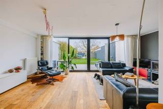 <p><span>EREMBODEGEM - Bent u opzoek naar een charmante, gerenoveerde woning met potentieel op een top-locatie?</span></p><p><span>Dan is dit pand misschien wel iets  voor u! </span></p><p><span> </span></p><p><span>De belangrijkste kenmerken in een notendop:</span></p><p><span>- Top ligging vlakbij uitvalswegen, openbaar vervoer, scholen en winkels</span></p><p><span>- 2 slaapkamers en dressing</span></p><p><span>- Zolder met potentieel voor extra 2 slaapkamers</span></p><p><span>- Praktijkruimte/bureauruimte - ideaal voor thuiswerk of vrij beroep </span></p><p><span>- Garage en autostaanplaatsen op de oprit</span></p><p><span>- Zuidwest gericht terras en stadstuin</span></p><p><span>- Zeer lichtrijk</span></p><p><span>- combi van authentieke elementen met modern strak</span></p><p><span>- </span><span>Richtprijs: €435.000</span></p><p><span> </span></p><p><span>Zo ziet het gelijkvloers eruit:</span></p><p><span>De brede hall/gang geeft via een dubbele originele deur toegang tot een grote, lichtrijke en inspirerende polyvalente ruimte die als bureau, bibliotheek, praktijk, ... kan dienen. Via een nieuwe stalen deur betreden we de uiterst gezellige leefruimte met eiken parketvloer en houtvuur. Een dubbel schuifraam zorgt voor zeer veel lichtinval en de connectie met het Zuidwest gericht terras en de stadstuin. De open keuken met eiland/bar is voorzien van alle comfort: werkblad in graniet, Falcon fornuis met 6 pitten,...  Verder een handige wasplaats, een bijkeuken/berging, de toegang tot de kelder en de badkamer met grote inloopdouche, enkele wastafel en toilet. </span></p><p><span>Zo ziet de verdieping er uit: </span></p><p><span>Via de authentieke trap komen we in de nachthall met 2 ruime slaapkamers, een dressing en een apart toilet. Via een vaste trap hebben we toegang tot een zeer ruime zolder met potentieel voor extra kamers, een hobbykamer, ...</span></p><p><span>Verder beschikt de woning over een leuke stadstuin met tuinhuis dat ook als garage kan worden gebruikt en bereikbaar is langs de achterkant van de woning.  </span></p><p><span> </span></p><p><span> </span></p>