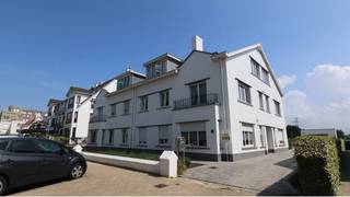 <strong>Instapklaar 2-slaapkamerappartement</strong> op uitstekende ligging in Zeebrugge, vlakbij het strand.  <br />Recentelijk  gerenoveerd met een aantrekkelijke moderne en kwalitatieve afwerking en inrichting.<br />Een comfortabele, energiezuinige en eigentijdse woongelegenheid aan de Belgische kust! <br />+ Energielabel B!<br />+ Goede mobiscore 7,8 op 10!<br /><br />Omvat een inkom, lichtrijke living, ingerichte keuken, 2  slaapkamers, badkamer met inloopdouche. <br />Kosten : + 20 euro per maand  forfait minuterie<br />#leukwonen #zeebrugge #brugge<br /><br />Beschikbaar  1 november 2026