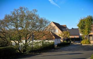 Gezellig en karaktervol vrijstaand huis te koop in Belsele! Gelegen in het gezellige gehuchtje de kouter, met tal van mooie wandelroutes vlakbij. De woning beschikt over een ruime tuin met oprit.<br /><br />Via de inkomhal kom je in de ruime woonkamer met een mooi zicht op de tuin. De woonkamer bestaat uit twee delen en geeft voldoende ruimte om een deel als bureau te gebruiken of eventueel in te richten als tweede slaapkamer. Vervolgens komen we in de keuken die volledig functioneel is, maar eventueel nog naar eigen smaak ingericht kan worden. Aanpalend aan de keuken bevindt zich een keldertje, heel handig voor opslag. Verder komen we dan in de slaapkamer, ook met zicht op de tuin. Tot slot hebben we dan de badkamer, functioneel met douchecabine, maar toe aan een opfrisbeurt. Er is ook een ruime zolder aanwezig, handig voor stokage.<br /><br />Troeven:<br />- Vlotte bereikbaarheid met de trein of via E17 naar Gent, Antwerpen, Sint-Niklaas, Lokeren, ...<br />- De elektrische installatie is in 2023 volledig vernieuwd en is conform<br />- Het huis is goed geïsoleerd en alle ramen zijn vernieuwd<br />- De woning is asbestvrij<br />- EPC D, dus geen renovatieplicht<br />- Laag KI van € 379 (onroerende voorheffing 2024: € 266)<br /><br />Graag meer info of een bezoek? Bel 0484815207 of mail naar kenneth.stoop@hotmail.com