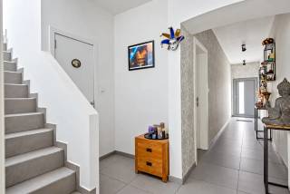 Op een gunstige locatie nabij het centrum van Niel bevindt zich deze ruime en instapklare gezinswoning. De woning werd in 2017 grondig gerenoveerd en combineert een moderne afwerking met bijzonder veel ruimte. Vier slaapkamers, een diepe inpandige garage en een aangename tuin maken dit tot een ideale thuis voor een gezin.<br /><br /> De woning is te betreden via de inkomhal met apart gastentoilet en handwasser. Vanuit de hal is er rechtstreekse toegang tot de ruime inpandige garage met sectionale poort en de berging. <br /><br />Achteraan bevindt zich de bijzonder ruime en lichtrijke leefruimte, met voldoende plaats voor een gezellige zithoek en een ruime eetplaats. De brede raampartijen zorgen voor veel natuurlijke lichtinval en geven rechtstreeks uit op de veranda. De pelletkachel vormt een gezellige aanvulling en zorgt voor extra warmte tijdens de koudere maanden. <br /><br /> De moderne open keuken sluit mooi aan op de leefruimte en beschikt over veel kastruimte en een praktische vaste zitbank. De keuken is uitgerust met een oven, microgolfoven, koelkast en diepvriezer van Siemens, een vaatwasser van Bosch, een inductiekookplaat, een ingebouwde dampkap en een dubbele spoelbak. Een grote lichtkoepel brengt ook aangenaam daglicht binnen. <br /><br /> Op de eerste verdieping geeft de nachthal toegang tot twee slaapkamers. Aan de voorzijde bevindt zich de ruime hoofdslaapkamer, terwijl de tweede slaapkamer aan de achterzijde is gelegen. De verzorgde badkamer is uitgerust met een douche, toilet en lavabomeubel. In de nachthal zorgen ingemaakte kasten voor bijkomende praktische bergruimte. <br /><br /> De bovenste verdieping werd eveneens volwaardig ingericht en omvat nog twee slaapkamers. Dankzij de dakramen genieten beide kamers van een mooie natuurlijke lichtinval. Een van de kamers beschikt bovendien over ingemaakte kastruimte. In totaal telt de woning dus vier slaapkamers, waarbij de kamers ook flexibel kunnen worden gebruikt als bureau, hobbyruimte of speelkamer. <br /><br /> Vanuit de leefruimte is er toegang tot de veranda en de volledig afgesloten tuin. De beplanting zorgt voor de nodige privacy, terwijl de tuinberging achteraan extra opslagruimte biedt. <br /><br />Troeven:<br />+ Gunstige locatie<br />+ Instapklaar<br />+ Renovatie in 2017<br />+ Inpandige garage<br />+ Geïsoleerd dak<br />+ Veertien zonnepanelen<br /><br />Interesse in dit eigendom? Contacteer ons via 03 337 50 70 of info@vbvastgoed.be voor meer informatie of een bezoek ter plaatse.