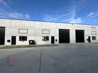 KMO-unit van 265 m² met 2 privatieve parkeerplaatsen te huur. Fenomenaal gelegen langs de bedrijvige Kortrijkseweg (N43) met een vlotte...