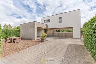 <strong>IDEALIS VASTGOED – ROYALE, INSTAPKLARE EN PERFECT ONDERHOUDEN GEZINSWONING DEWELKE OP EEN ELEGANTE MANIER WERD AANGEPAST AAN MINDERVALIDEN OP EEN RUIM EN RUSTIG PERCEEL VAN 11A 55CA MET 3 KNAPPE SLAAPKAMERS, LICHTRIJKE WOONKAMER, LUXUEUS UITGERUSTE KEUKEN EN CARPORT - De woning omvat maar liefst +- 186m² bewoonbare oppervlakte met ruime woonkamer, uitgeruste keuken, 3 slaapkamers, badkamer, wasruimte, carport en beschikt over een lift. De woning is rustig gelegen op een perceel met een opp. van 11a 55ca. </strong><br /><br /><strong>LIGGING: </strong><br />Deze woning is gelegen op een heerlijke gegeerde groene locatie vlakbij het centrum van Hamont, hierdoor zijn faciliteiten zoals winkels, scholen, stadspark, tennis, … op wandelafstand bereikbaar. Naast deze centrumlocatie is men ook op een steenworp verwijderd van de Nederlandse grens en vlakbij omliggende gemeenten zoals Achel, Pelt en Bocholt!<br /><br /><strong>INDELING:<br />Gelijkvloerse verdieping: </strong><br />- Royale ontvangsthal met lift naar verdieping - gastentoilet – achterinkom/wasplaats - ruime woonkamer/eetkamer - volledig uitgeruste keuken (voorzien van kookvuur, dampkap, dubbele spoelbak, heteluchtoven, microgolfoven, koelkast, zeer veel opberg- en werkruimte ––<br /><br /><strong>Eerste verdieping:</strong><br />- Vide – slaapkamer 1 – slaapkamer 2 – slaapkamer 3 – badkamer (volledig rolstoeltoegankelijk)  <br /><br /><strong>Zolderverdieping:</strong><br />- Bergzolder (78m²) -<br /><br /><strong>Tuin: </strong><br />– Prachtig aangelegde tuin in een uitstekende staat van onderhoud met een prachtig groen achteruitzicht – kwalitatief bijgebouw met overdekt terras -<br /><br /><strong>EXTRA TROEVEN:</strong><br />- Zeer goed onderhouden woning<br />- Toekomstproof wonen!<br />- Volledige woning rolstoeltoegankelijk<br />- Lift aanwezig<br />- Vloerverwarming op GV<br />- Airco op slaapkamer<br />- Zeer kwalitatieve materialen<br />- Royale leefruimtes<br />- Knap bijgebouw<br />- AsbestVEILIG<br />- Zonnepanelen (5.000kW)<br />- Carport<br />- Screens<br />- Toiletten + buitenkranen op regenwater<br />- Rustige, gegeerde locatie doch centraal<br /><br /><strong>Stedenbouwkundige Inlichtingen:</strong><br />Bouwvergunning – Woonuitbreidingsgebied/woongebied met landelijk karakter - Geen dagvaarding - Geen voorkooprecht – Verkavelingsvoorschriften<br /><br /><strong>EPC: 30kWh/m²jaar – A-label met certificaatnummer: </strong><br /><br /><strong>O-peil: </strong>niet overstromingsgevoelig<br />P-score: B<br />G-score: B<br /><br /><strong>Benieuwd naar deze woning? Ons IDEALIS Team geeft U met plezier en steeds vrijblijvend de nodige informatie via e-mail, ter plaatse of op ons kantoor te Pelt.<br />Wenst U advies omtrent uw eigen woning? Graag plannen wij vrijblijvend met U een afspraak in om onze expertise met U te delen, steeds tot Uw dienst!!<br />Neem contact op met IDEALIS VASTGOED op 011/515 565 of mail naar info@idealisvastgoed.be!</strong><br /> 