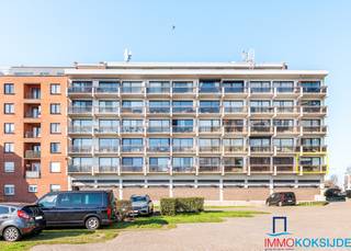 <strong>Koksijde-Bad, Studio in goede staat </strong><strong>gelegen in het centrum van Koksijde en op wandelafstand van het strand, 1e verdieping met lift.</strong><br /><br />Deze studio is gelegen op de eerste verdieping en bestaat uit: een inkom, woonkamer met open en ingerichte keuken met toegang tot het terras, badkamer met douche, wastafel en toilet. Bij deze studio hoort een private kelder en een gemeenschappelijke fietsenberging.<br /><br />De goed gelegen studio is in goede staat en is vrij aan de notariële akte.