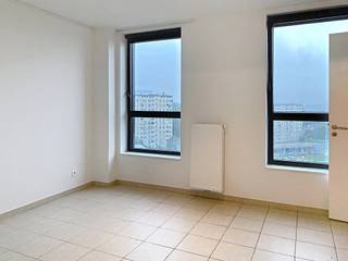 <span><strong>MOLENBEEK SAINT JEAN </strong></span>- Wij bieden u dit appartement met 1 slaapkamer van ± 63 m² op de 9e verdieping (met lift) met een prachtig uitzicht over Brussel, gebouwd in 2020. Dit appartement bestaat uit een inkomhal, een volledig uitgeruste Amerikaanse keuken, een grote lichte woonkamer die uitkomt op het terras met een prachtig uitzicht over het centrum van Brussel, een doucheruimte met aansluitingen voor een wasmachine, een apart toilet en de mogelijkheid om een parkeerplaats in de kelder te kopen voor € 25.000 (optioneel). Kosten ± 135 €/maand voor de gemeenschappelijke voorzieningen + voorziening voor gas voor warm water en verwarming (±70 €/maand). Het appartement is momenteel verhuurd, maar de huurder vertrekt op 31/10/2026, huurprijs 832 €/maand + 175 €/maand inclusief verwarming en warm water. Voldoet aan de nieuwste energienormen dankzij zijn EPC C+. IDEAAL voor een eerste aankoop (om er te wonen of om te investeren met een gegarandeerd goed rendement!). Onder tienjarige garantie. Bezoek op afspraak met ons Trevi-team: 02.340.24.73 - new@trevi.be