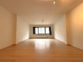 <p><span>Aangenaam 1-slaapkamerappartement met terras in het centrum van Baasrode</span></p><p><span>In </span><span>Baasrode</span><span> bevindt zich dit ruime en goed onderhouden appartement met één slaapkamer en een bewoonbare oppervlakte van maar liefst </span><span>84 m²</span><span>. De woning combineert een aangename leefruimte met een praktische indeling en is ideaal voor wie op zoek is naar comfortabel wonen in een rustige, aangename omgeving.</span></p><p><span>De </span><span>ruime en lichtrijke woonkamer</span><span> vormt het hart van het appartement en biedt voldoende plaats voor zowel een gezellige zithoek als een aparte eethoek. Dankzij de grote leefruimte geniet u hier van een aangenaam gevoel van ruimte en comfort.</span></p><p><span>De </span><span>aparte keuken</span><span> sluit mooi aan bij de leefruimte en biedt voldoende mogelijkheden om extra kastruimte, een werkblad of bijkomende keukentoestellen te voorzien. Vanuit de keuken heeft u toegang tot een </span><span>klein terras</span><span>, ideaal om op een zonnige dag even buiten te zitten.</span></p><p><span>Een bijkomende troef is de </span><span>praktische bergruimte in de keuken</span><span>, waar u gemakkelijk voorraad, huishoudelijke benodigdheden of andere spullen kunt opbergen.</span></p><p><span>Verder beschikt het appartement over een </span><span>ruime slaapkamer, een verzorgde badkamer, een apart toilet en een inkomhal</span><span>. De slaapkamer en badkamer zijn netjes afgewerkt en zorgen samen met de ruime leefruimtes voor een aangenaam wooncomfort.</span></p><p><span>Op het gelijkvloers is het mogelijk een fiets te stallen in de gemeenschappelijke garage.</span></p><p><span>De ligging in </span><span>Baasrode</span><span> is bijzonder praktisch. U woont hier in een rustige en aangename omgeving, terwijl winkels, dagelijkse voorzieningen en openbaar vervoer vlot bereikbaar zijn. Ook de omliggende gemeenten en de verbindingswegen richting </span><span>Dendermonde</span><span> zijn gemakkelijk bereikbaar.</span></p><p><span>Gemeenschappelijke kosten : € 20 per maand</span></p><p><span>Onmiddellijk beschikbaar.</span></p><p><span>Verdere info of een bezoek ter plaatse contacteer Immo twins 052/55.55.55 of info@immotwins.be</span></p>