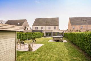 Halfopen bebouwing, centraal en residentieel<br /><br />Moderne, ruime en energiezuinige gezinswoning met 3 slaapkamers, garage en tuin met vergezichten op agrarisch gebied.<br /><br />Goedgelegen te Beveren-Kruibeke-Zwijndrecht (MELSELE)<br />Vlotte toegangswegen: E 17 gelegen op ca. 10 minuten rijden<br />E 34 gelegen op ca. 3 minuten rijden<br /><br />INDELING<br /><br />Gelijkvloerse verdieping: Ruime inkomhal, toilet, garage/berging en grote lichtrijke leefruimte met open keuken.<br /><br />Eerste verdieping: Nachthal, slaapkamer 1-2 en badkamer (inloopdouche en ligbad)<br /><br />Tweede verdieping: afgewerkte derde grote slaapkamer met dressing.<br />Troeven: Kwalitatieve afwerking, zonnepanelen, gashaard, dubbele beglazing, jacuzzi en direct instapklaar.