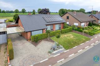 Ontdek deze unieke laagbouwwoning, gelegen op een prachtig perceel van 956 m² met een adembenemend uitzicht over de groene, landelijke omgeving...