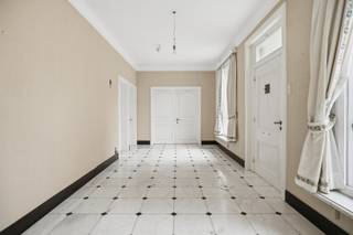 Statige woning te koop in centrum Stasegem, onder de kerktoren op 1000 m² grond, afgewerkt met authentieke en kwaliteitsvolle materialen.<br /><br />Bij het betreden van de woning komt u binnen in een ruime inkomhal, die meteen de statige uitstraling van de woning benadrukt. Aansluitend bevindt zich de imposante leefruimte, gekenmerkt door haar authentieke elementen en warme sfeer. Dankzij de overal geplaatste voorzetramen geniet u hier van extra comfort. Vanuit de leefruimte heeft u bovendien een mooi zicht op de tuin.<br /><br />Verder beschikt de woning over een lichtrijke ruime keuken, met toegang tot de droge kelder. Aansluitend bevindt zich een bureauruimte of hobbykamer. Er is ook een apart gastentoilet. <br /><br />De woning heeft twee ruime slaapkamers, waarvan één voorzien is van een grote dressing. Daarnaast is er een badkamer aanwezig, uitgerust met een douche, ligbad, dubbele lavabo en toilet.<br /><br />Er is ook een inpandige garage aanwezig en van hieruit heb je toegang tot de zolder.