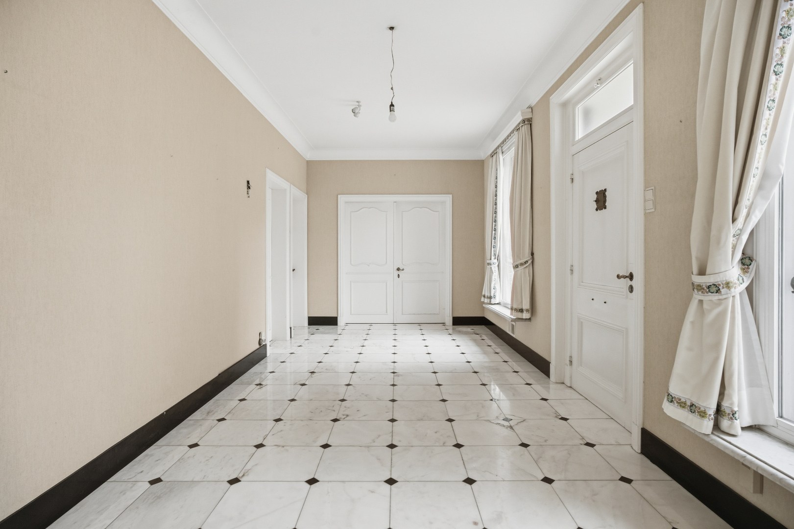 Statige woning te koop in centrum Stasegem, onder de kerktoren op 1000 m² grond, afgewerkt met authentieke en kwaliteitsvolle materialen. - foto 3