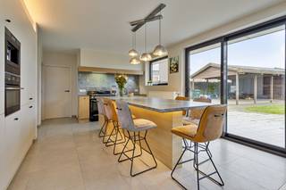 Maison à vendre en combinaison avec un complexe de sauna exploité. La maison est semi-ouverte avec une sensation d'ouverture, et il y a aussi...